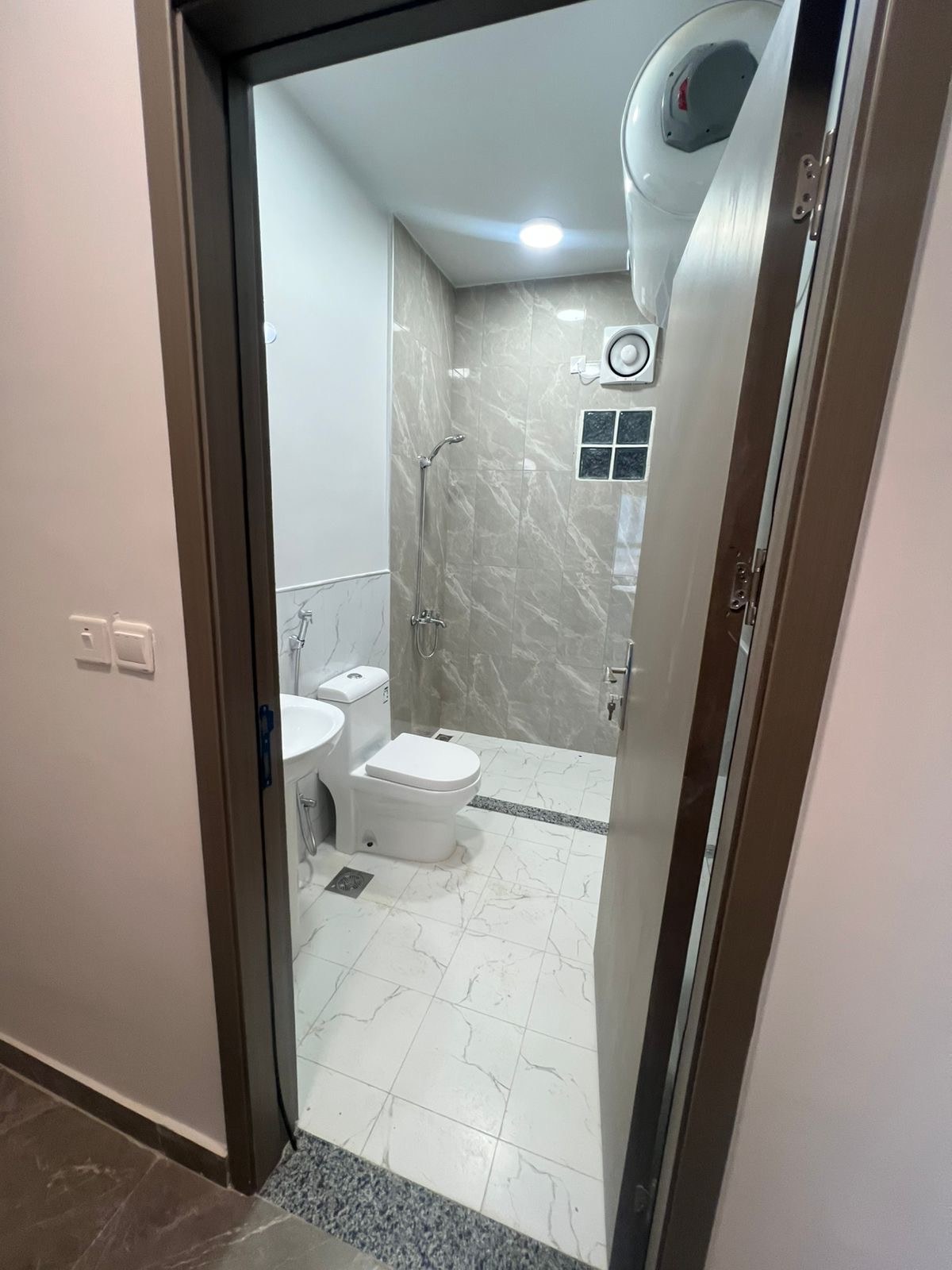 Al-Hawiyah — Bathroom · Tiling & sanitary fixtures