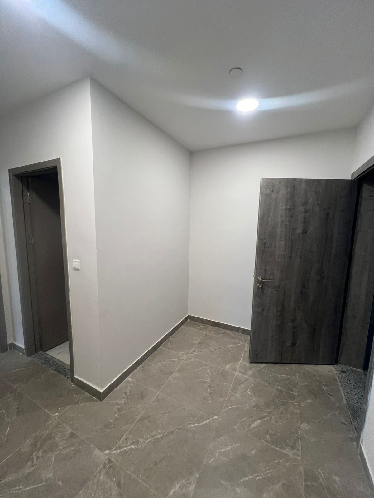 Al-Hawiyah — Apartment entrance · Doors & flooring